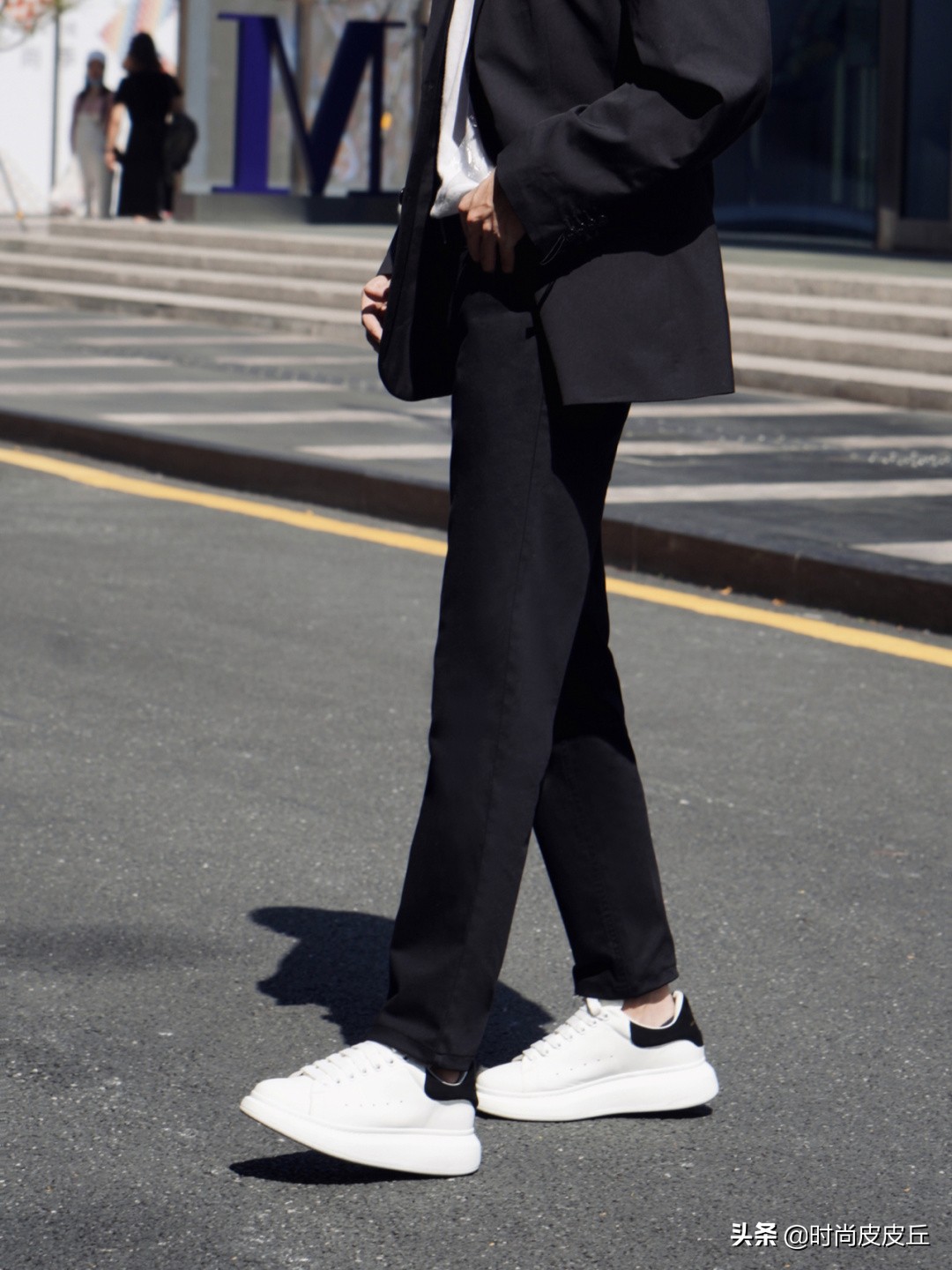 宝藏男孩们都会的穿搭技巧，就是驾驭一条百搭又经典的小黑裤