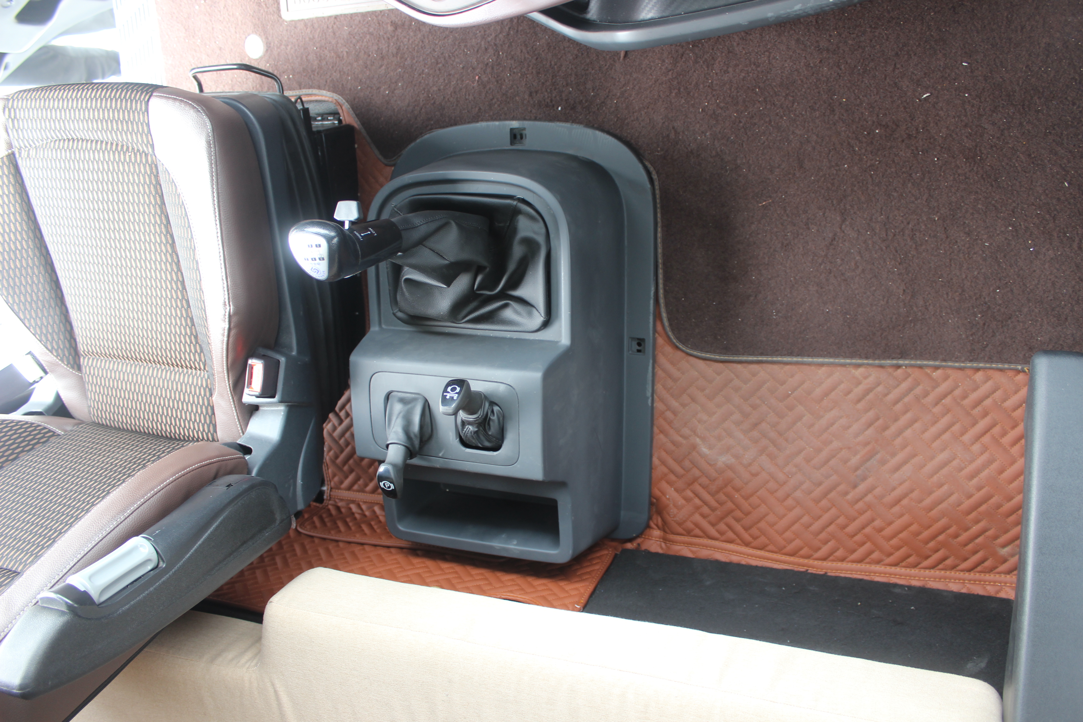 沪尊s200车,一汽凌源沪尊s200