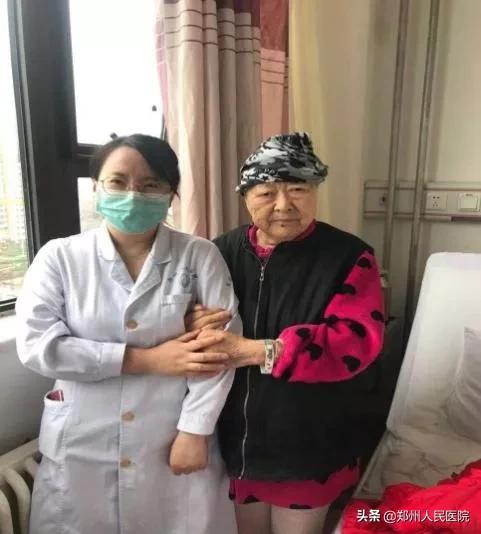 精神矍铄的网红“娃娃奶奶”发生了什么？竟然住进了ICU……