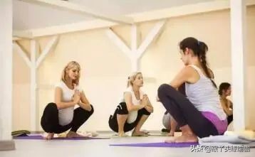 7个连贯的瑜伽体式,七个锻炼核心的动作