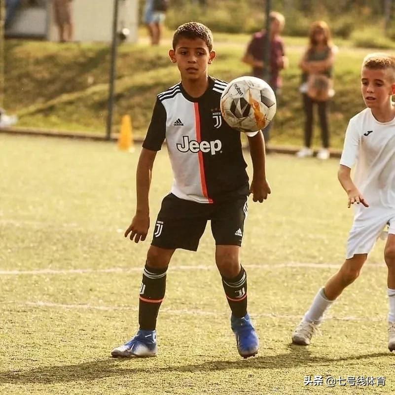 迷你罗踢足球图片,c罗和迷你罗踢球照片高清