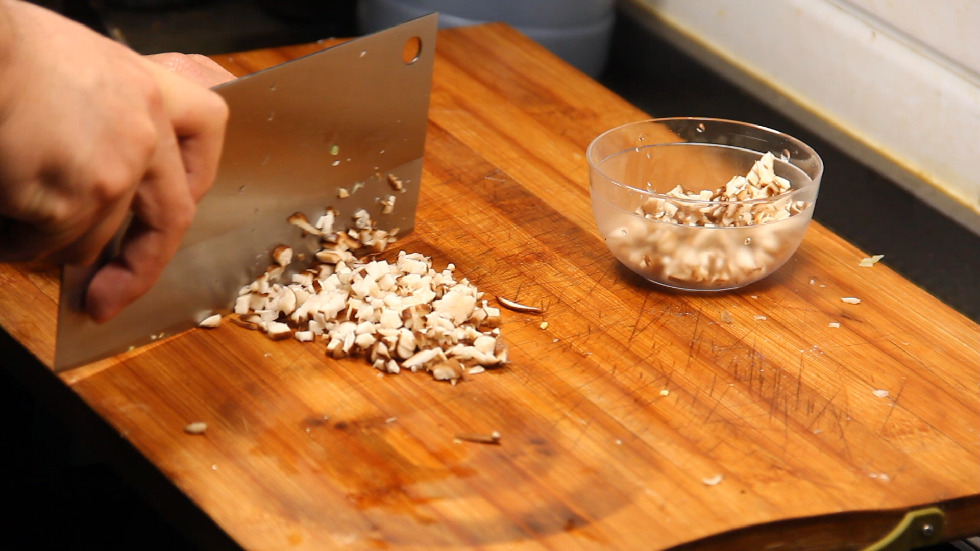 街边浇汁豆腐摆摊做法,浇汁豆腐夜市摆摊赚钱吗