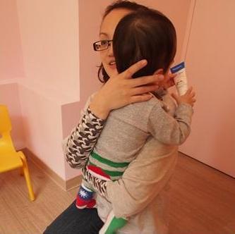 2岁宝宝受惊吓后,婆婆的操作获医生夸赞,让儿媳心服口服