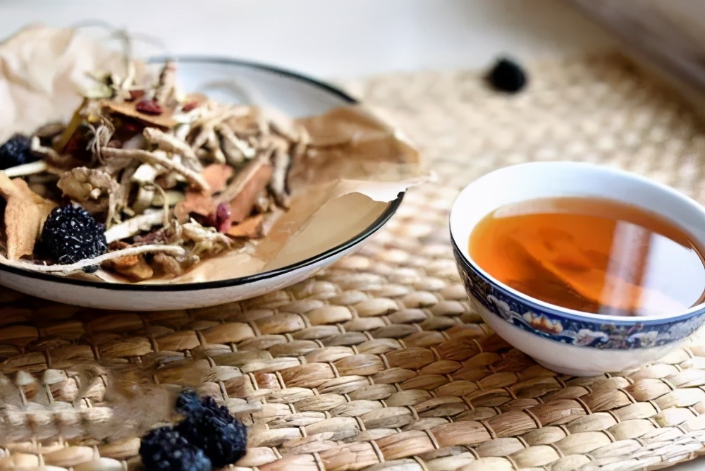 月经前十天脸上起痘痘怎么回事,月经期间身上长红痘痘是怎么回事