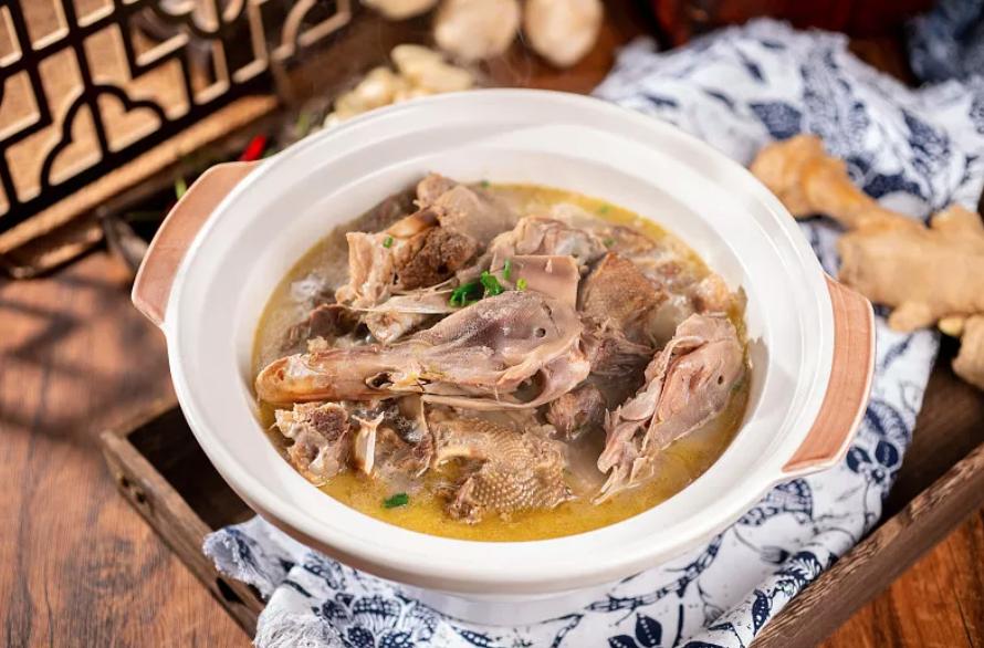 湿气重的人吃了祛湿汤排稀便,湿气重心脑血管供血不足祛湿汤