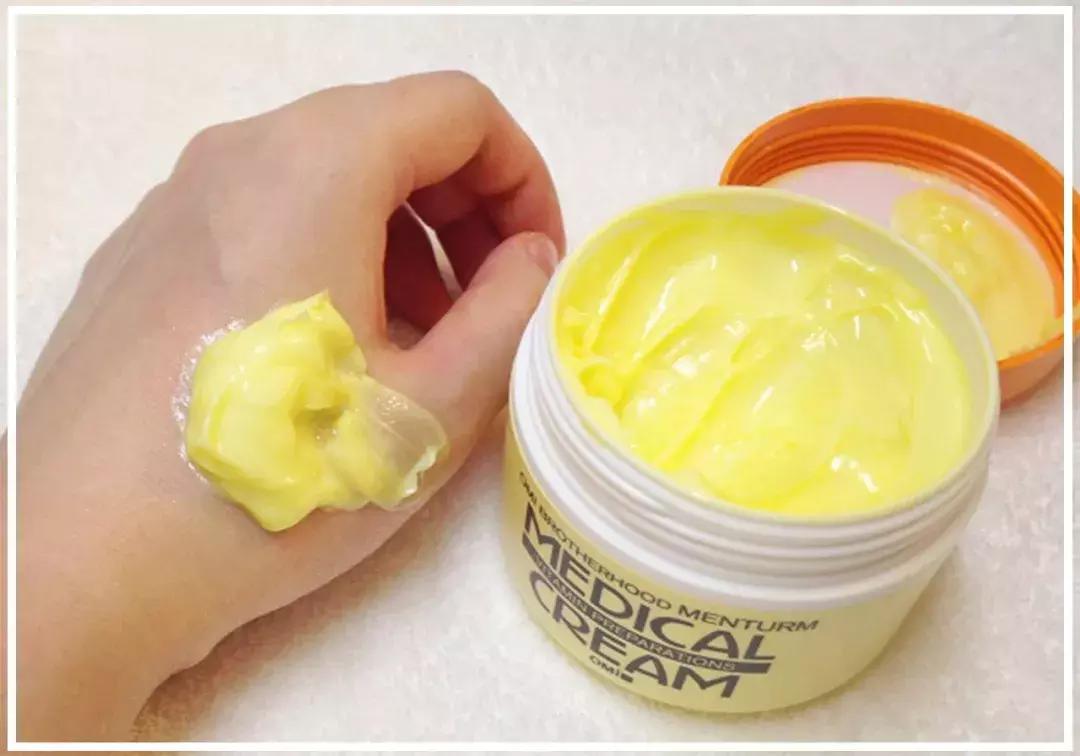 女大学生脚部异味难忍,在寝室羞于脱鞋!