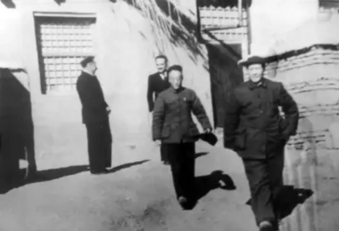 1949年，是谁提议将中南海，作为*党**中央办公地点的？