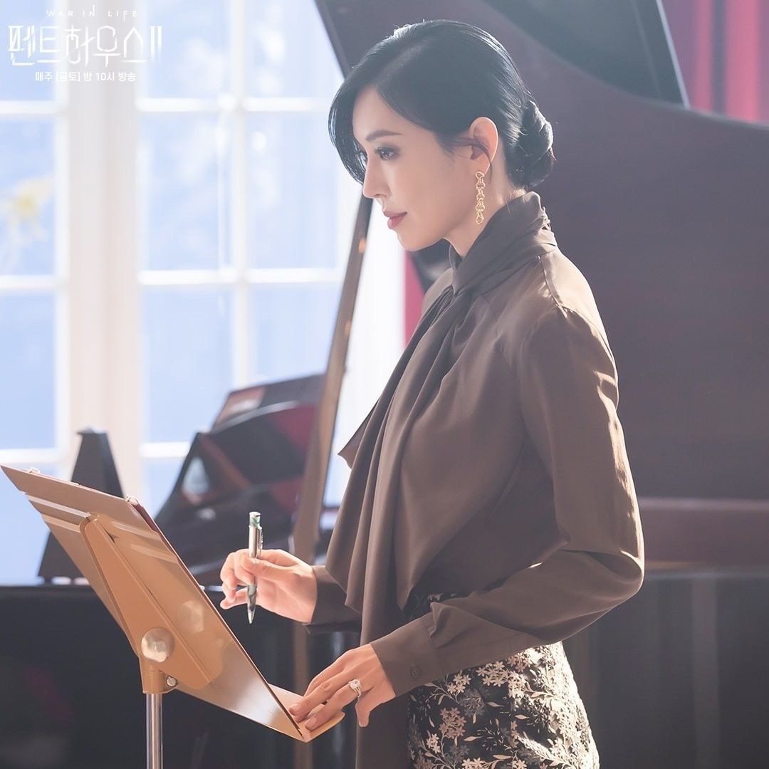 看了《顶楼2》,又发现一个“疯批美人”衣品开挂,每套都超想要