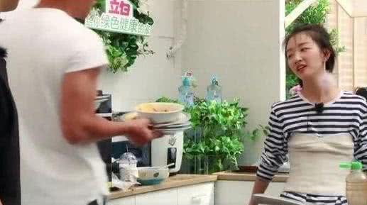 周冬雨穿抹胸黄色礼服,周冬雨穿抹胸衣评论