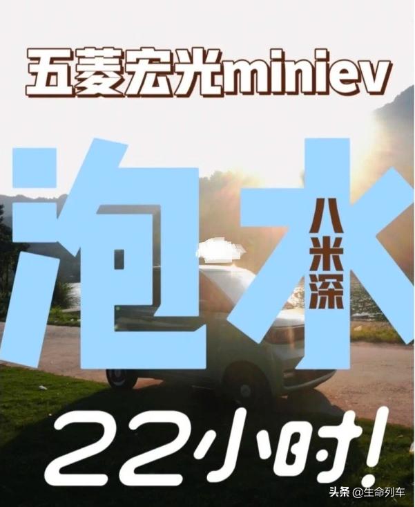 五菱宏光mini女司机撞人溜车,五菱宏光mini拐弯翻车从车里出来