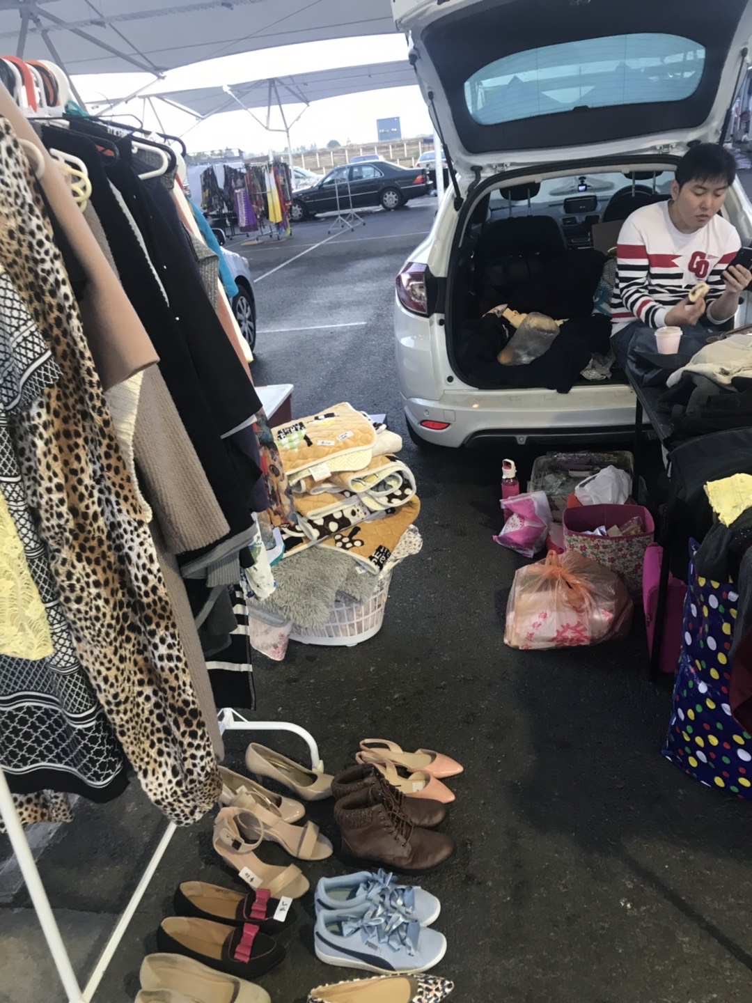 在澳洲摆地摊卖旧衣服赚钱吗,跳蚤市场澳洲