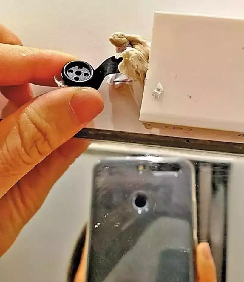 被邻居女婿*拍偷**自己与妈妈洗澡，还遭威胁！广州女子愤而报警，最后却谅解了