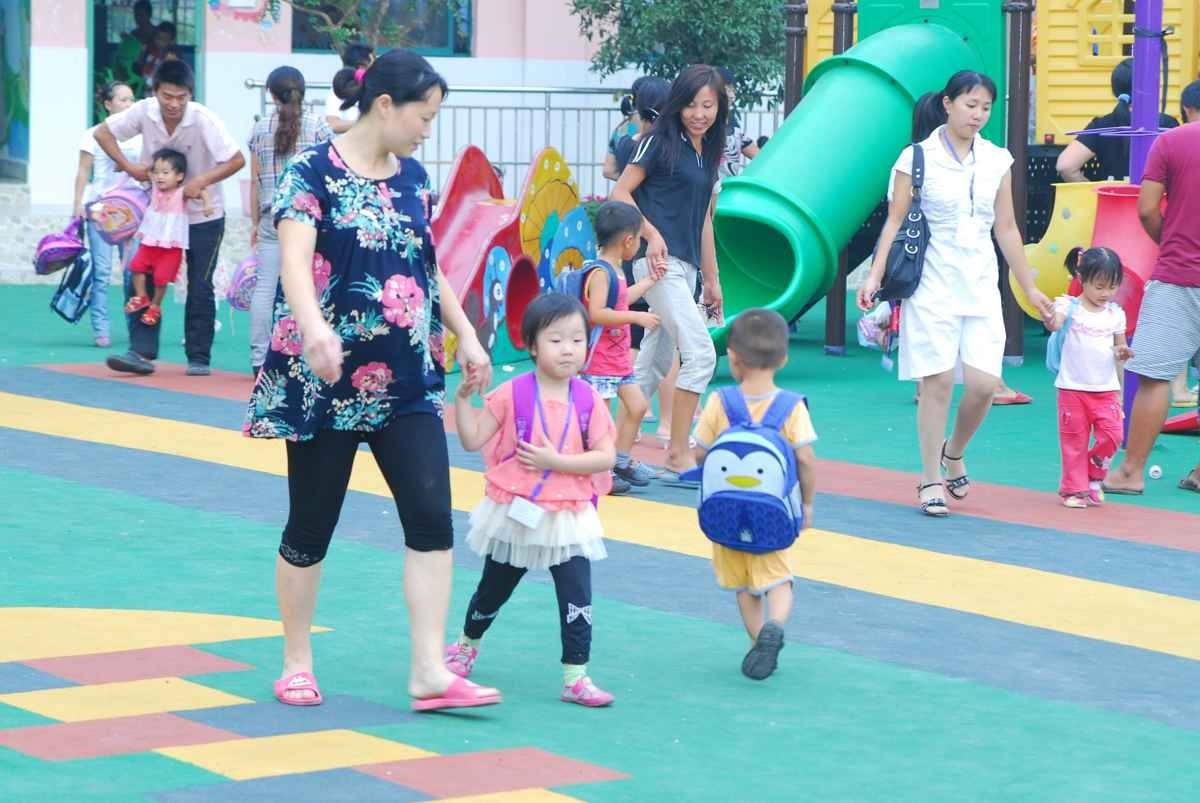 孩子刚上幼儿园哭闹该怎么办,孩子幼儿园上学哭闹怎么引导