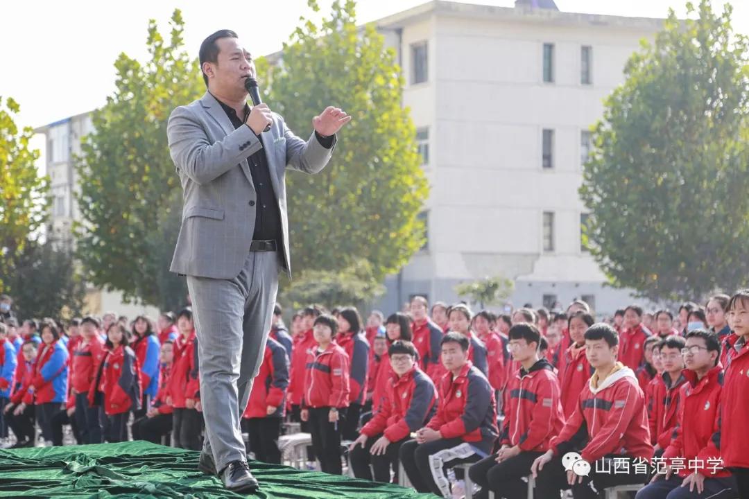 善朝教育专家吴畏来范亭中学做励志报告