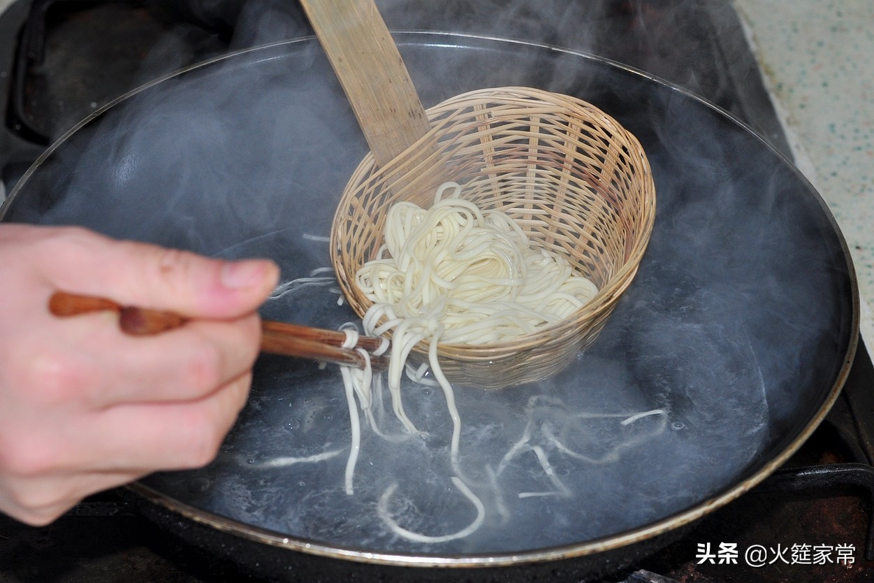 火哥川菜视频香辣型辣椒油,四川小吃宜宾燃面一根面