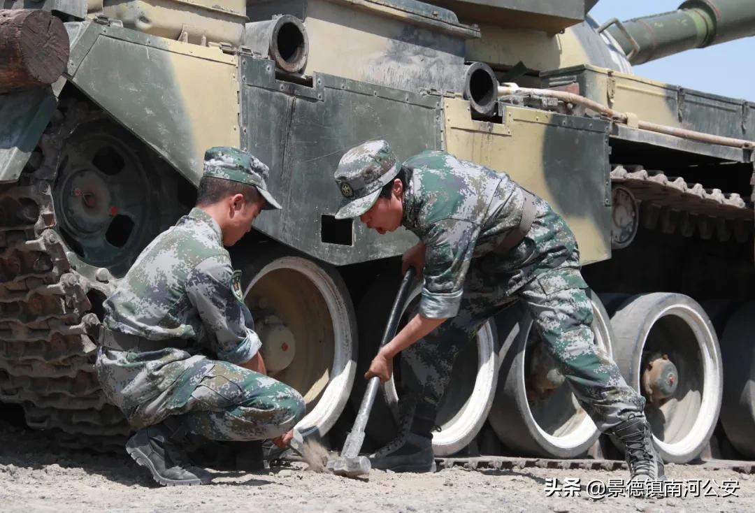 马和帕丽：“天山之花”，在铁甲洪流中绽放