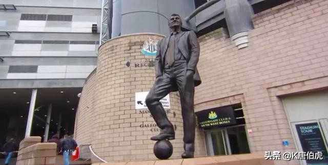 足球老球星全场巨幅画像,球迷看见足球球星的反应