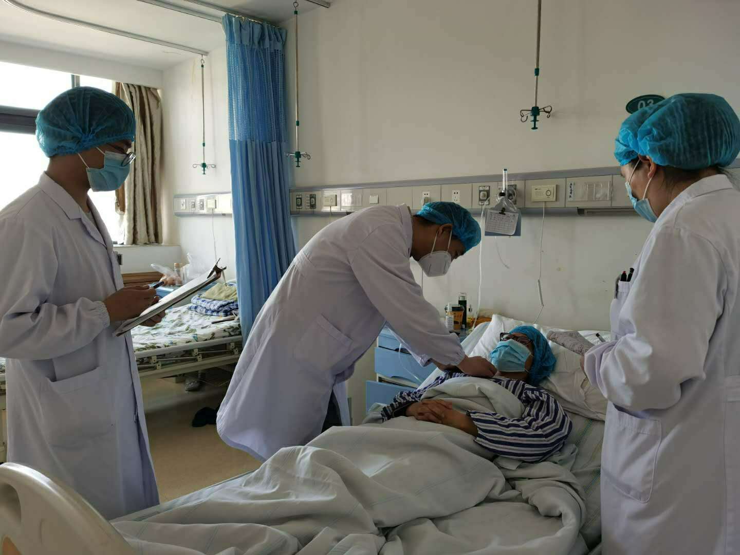 王婆婆胸膜后甲状腺肿从颈部掉到了胸腔，手术后效果与切口美观两者并举