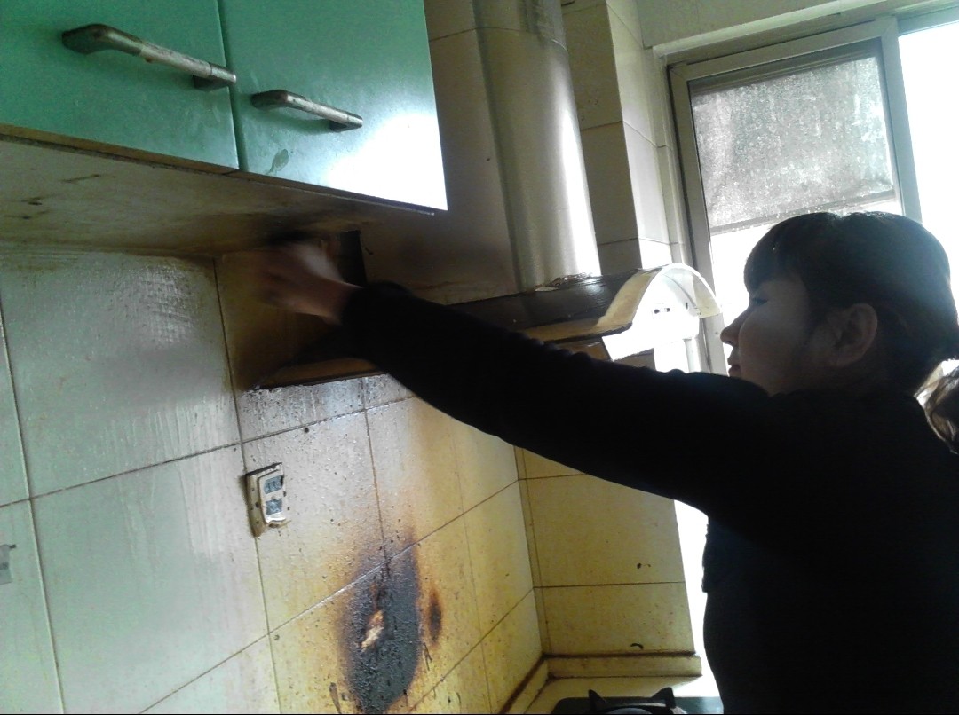 油烟机上的油污用什么洗得更干净,油烟机去油污最好的妙招