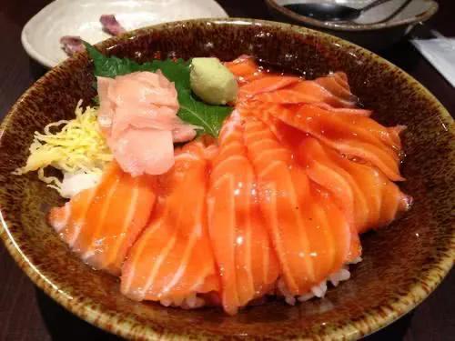 生吃海鲜视频完整版,黄颜色海鲜切片生吃