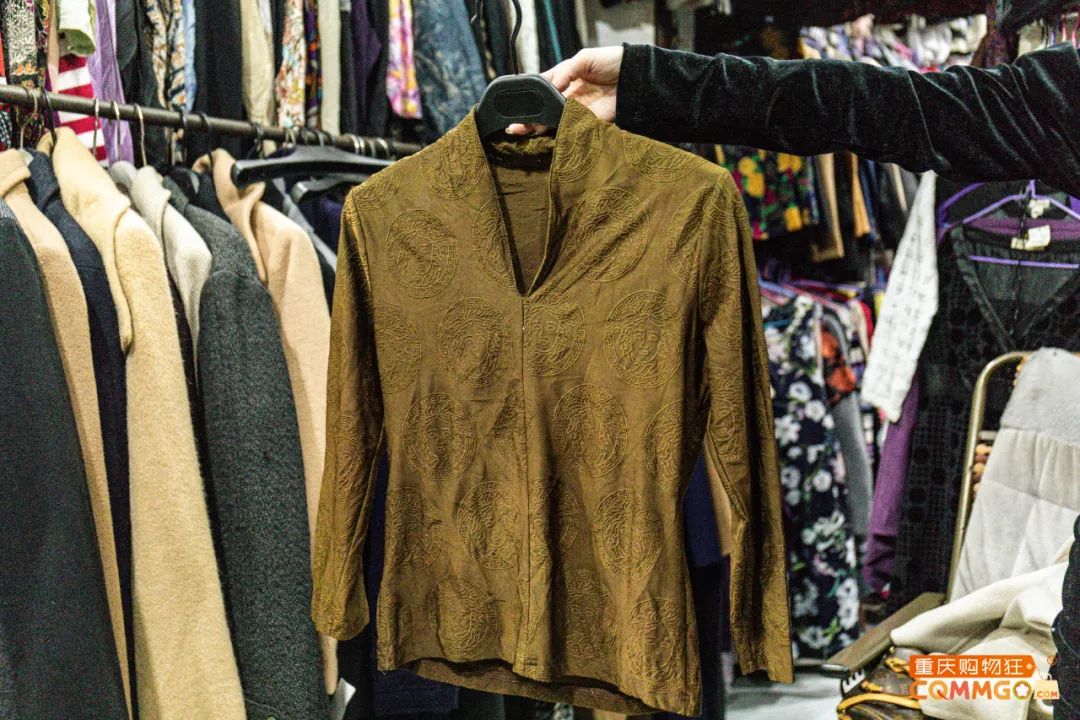 解放碑一层楼卖衣服,解放碑二手衣服市场