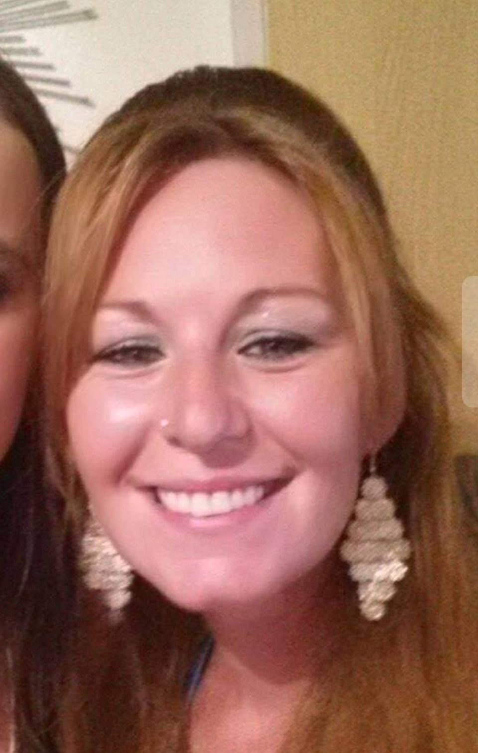 澳洲一女子度假前修眉变“修没”，补救后像愤怒的小鸟，不敢出门