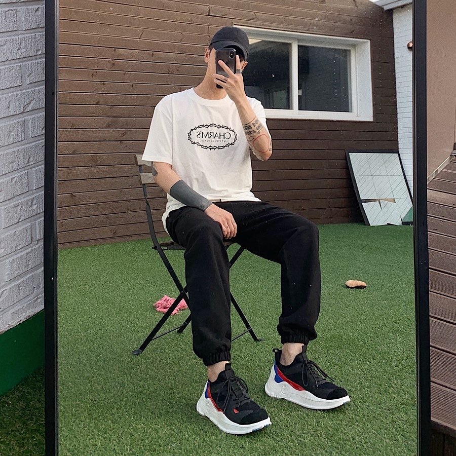 还在穿阔腿裤的你可能不知道,时髦精都悄悄穿起了束脚裤和背带裤