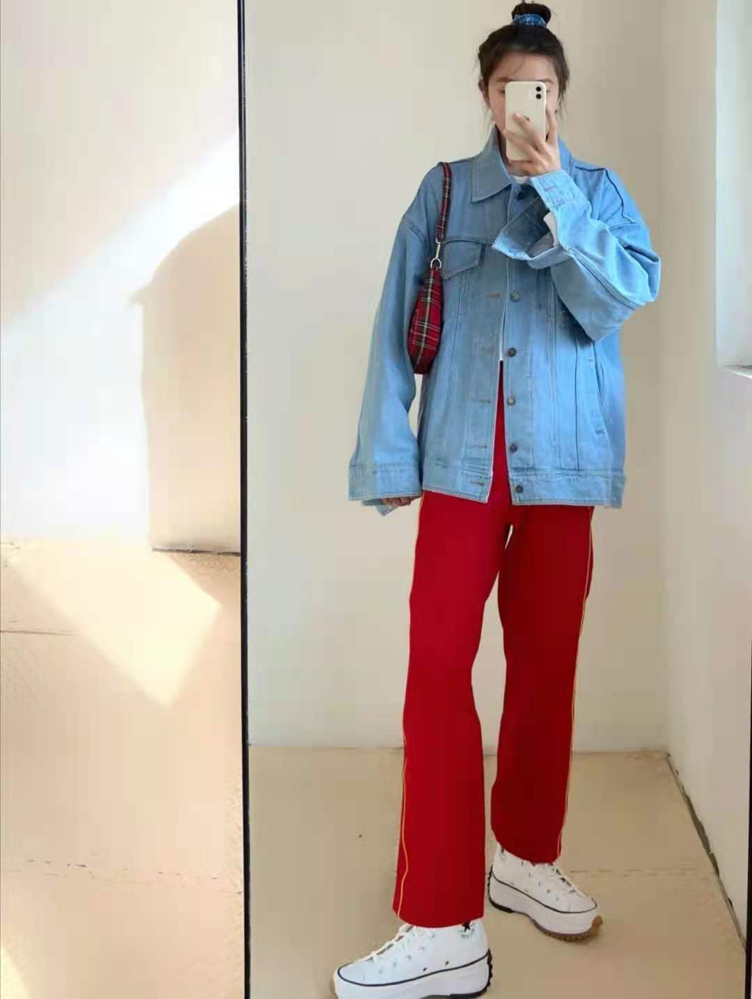 红色民族风上衣搭配什么裤子,咖啡色裤子配红色上衣好看吗