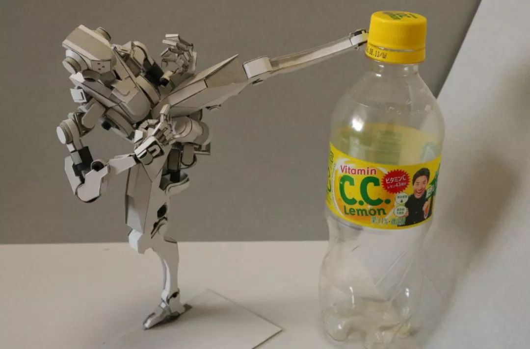 小哥用废纸盒惊艳27万人,跟他一比,我简直是手残