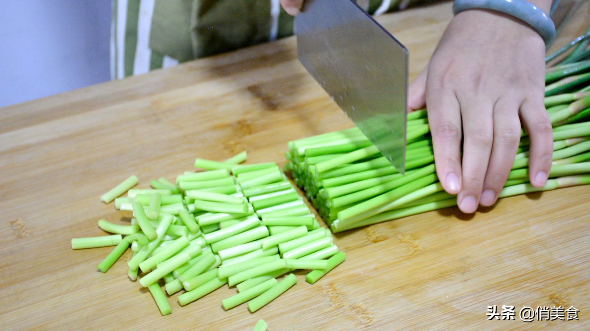 简单好吃的腌蒜苔,农村奶奶腌制蒜苔的家常做法