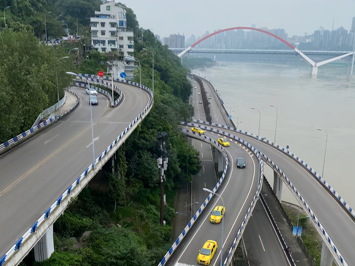 重庆出租车司机带客吃火锅,重庆出租车司机的路有多复杂