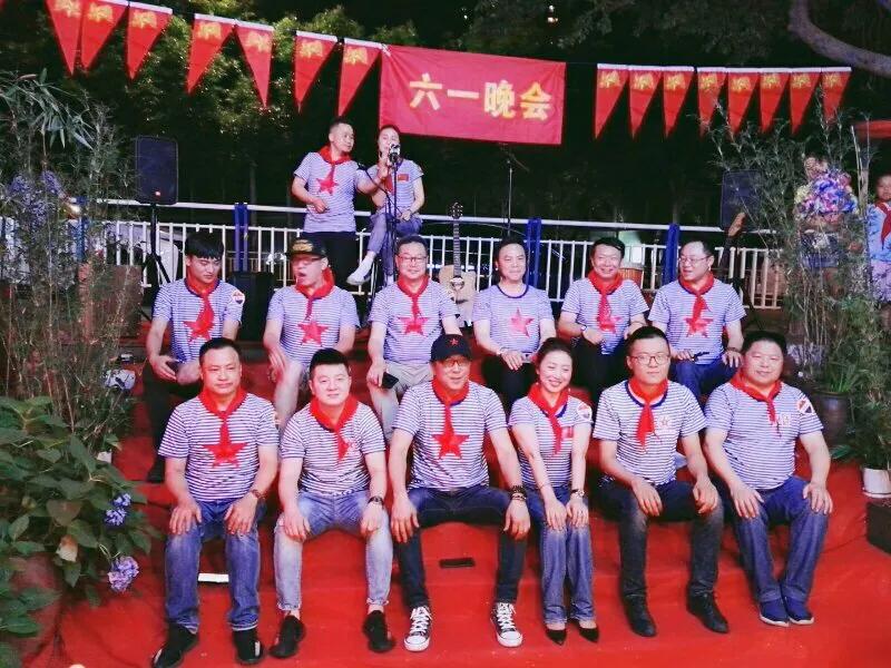 超龄儿童戴红领巾图片,戴红领巾的小朋友六一儿童节