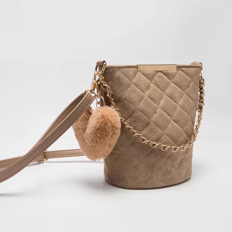 淘宝店铺包包200元,淘宝小ck包100多是正品吗