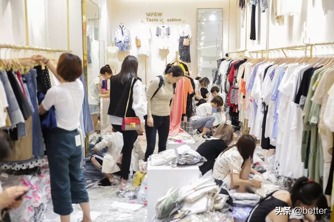 多福路上的女人