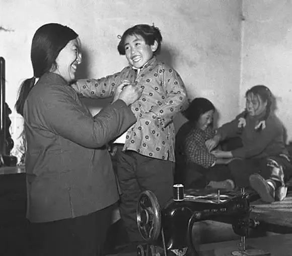 九张反映过年气氛的照片,百张罕见的过年老照片这才是年味