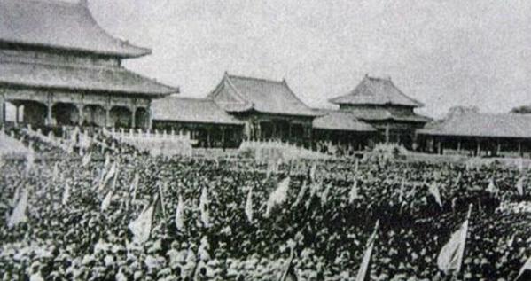 1988年，人大会议上*小平邓**正要抽烟，收到陌生纸条：请你不要吸烟