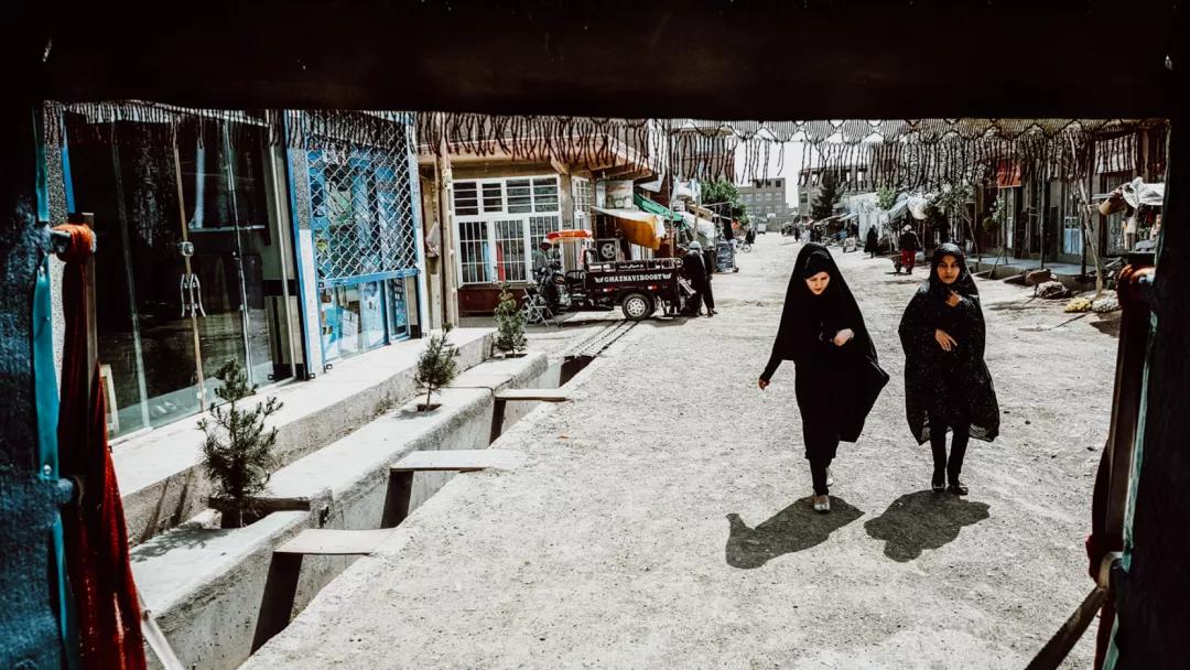 黎巴嫩爆炸发生后，巩俐章子怡的挚爱无声落泪……