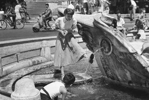 罗马男子出征在许愿池投三枚硬币,罗马许愿池投下3枚硬币是什么