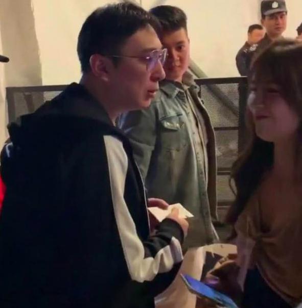 王思聪带男网红,王思聪低调出行街头