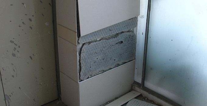 厨房墙砖起鼓是地基下沉的原因吗,墙砖会脱落是怎么回事