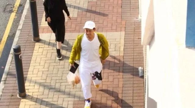 TVB人气小生现身街市买菜自称厨艺不俗经常煮食让朋友试试