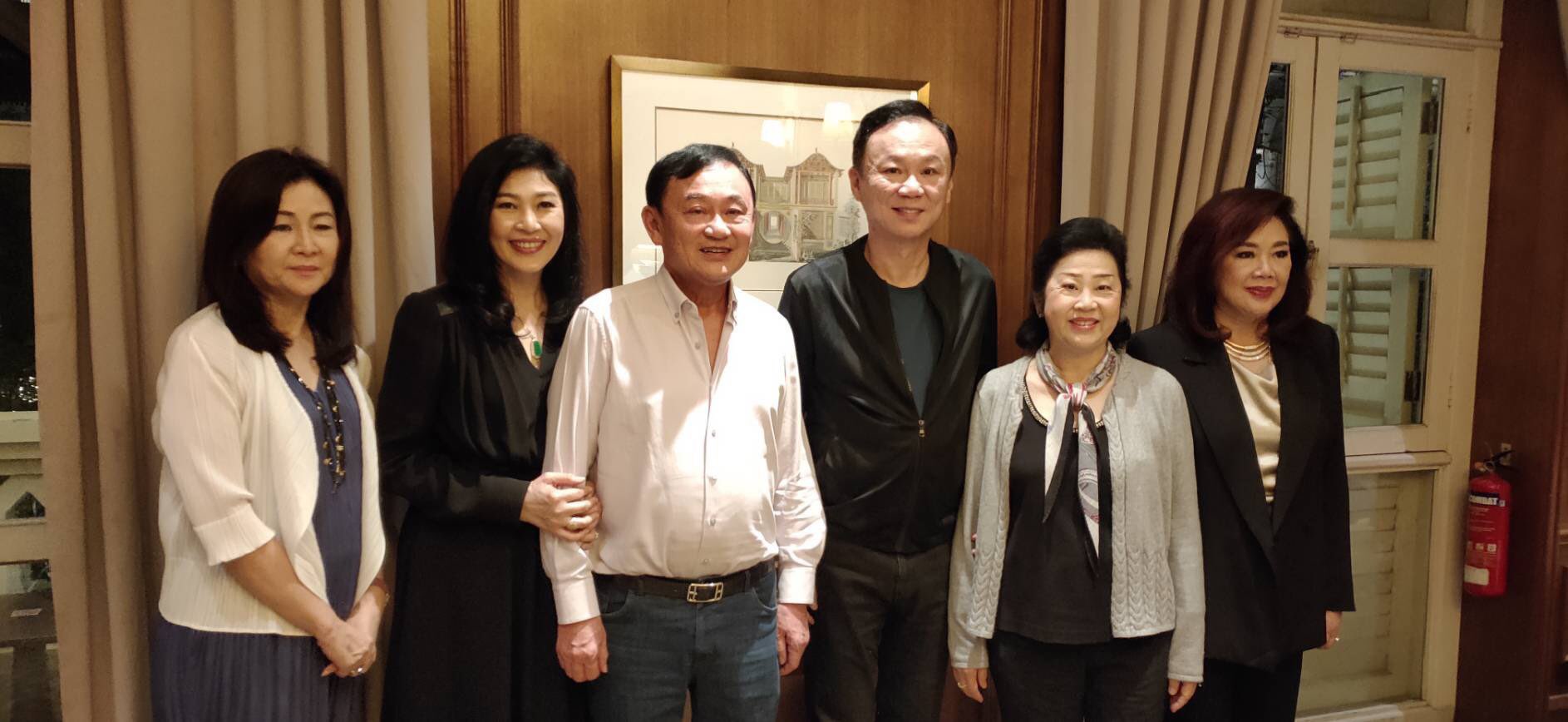 53岁泰国前总理英拉好年轻啊！穿爱马仕拖鞋逛超市，一身都是名牌