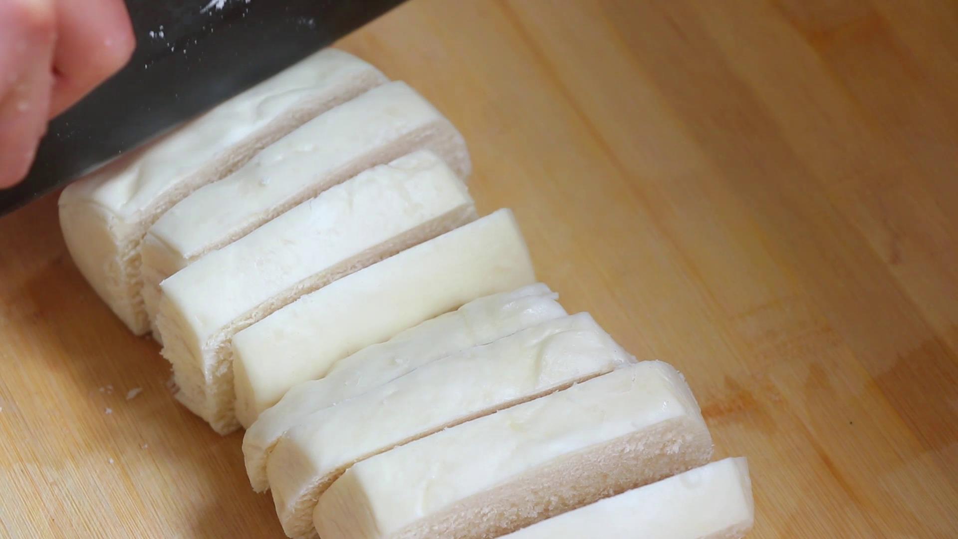 炸馒头片为什么要先蘸一下凉水,炸鸡蛋馒头片怎么做又嫩又好吃