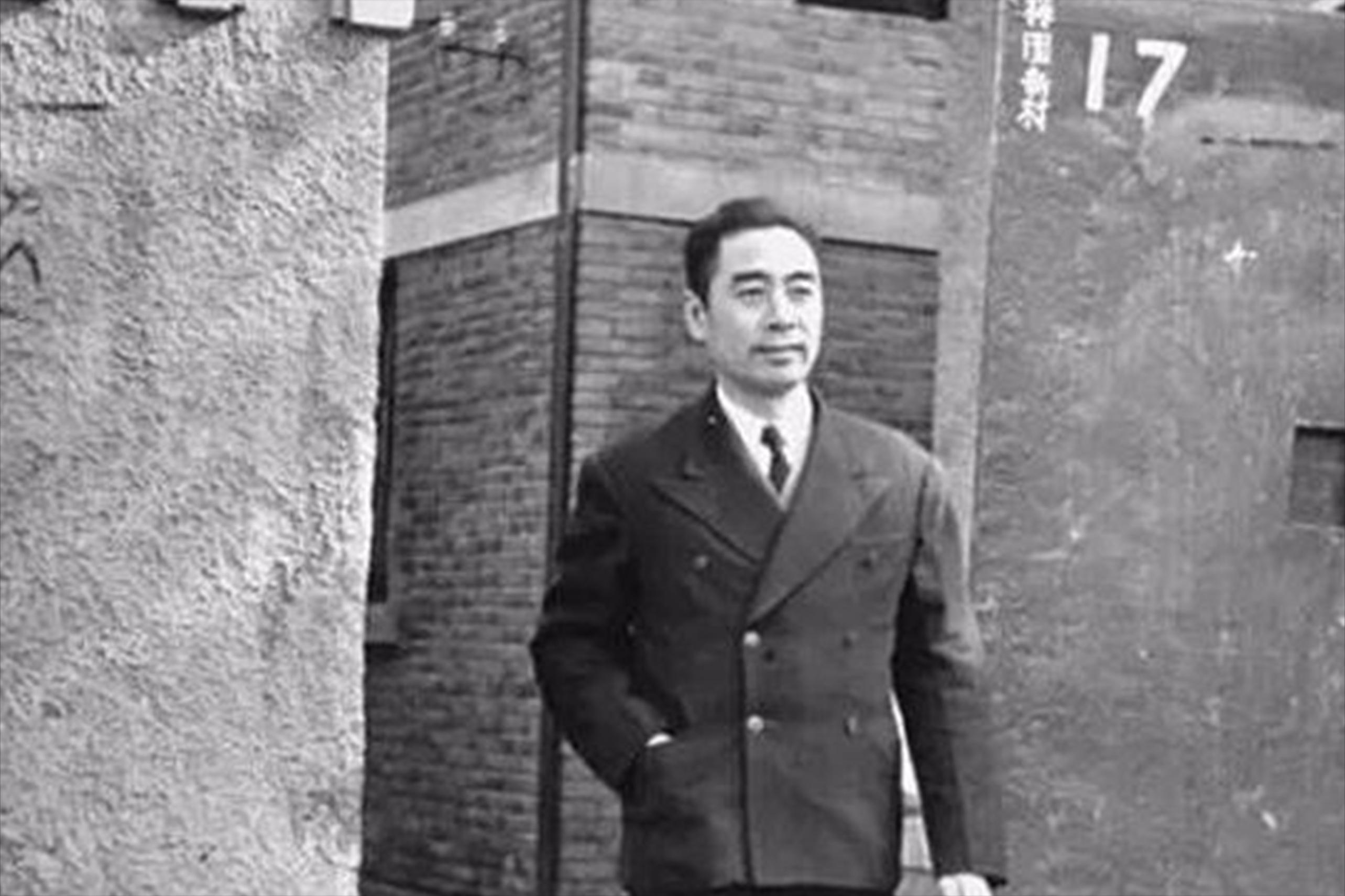 外宾偷拿九龙杯，周恩来巧施妙计，用魔术将国宝“变”了回来