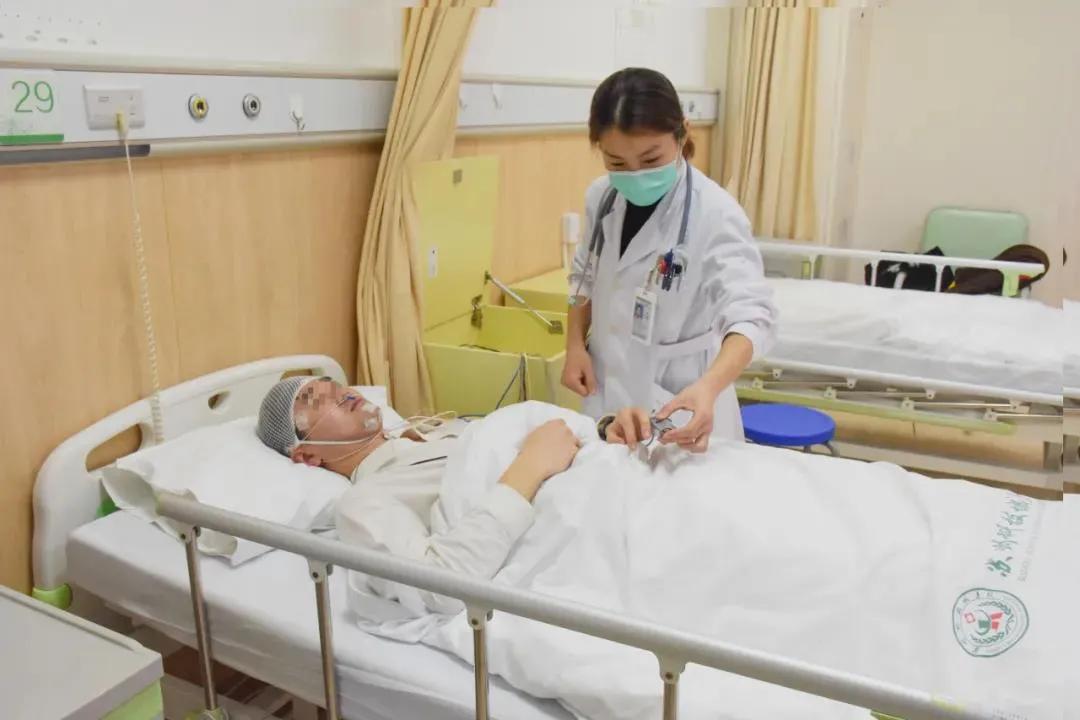 打鼾被憋醒还能听到鼾声,睡觉打鼾并且呼吸暂停把自己憋醒