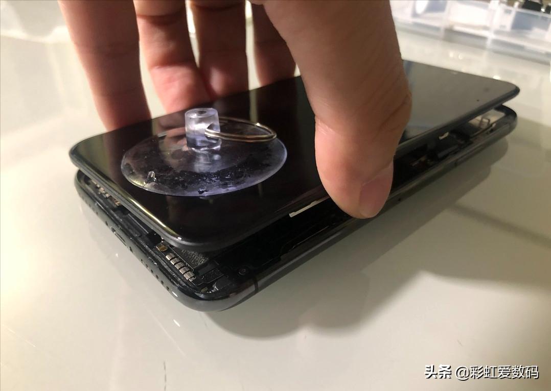 手机屏幕为啥会漏液？坏了需要去维修店吗？个人换屏经验分享