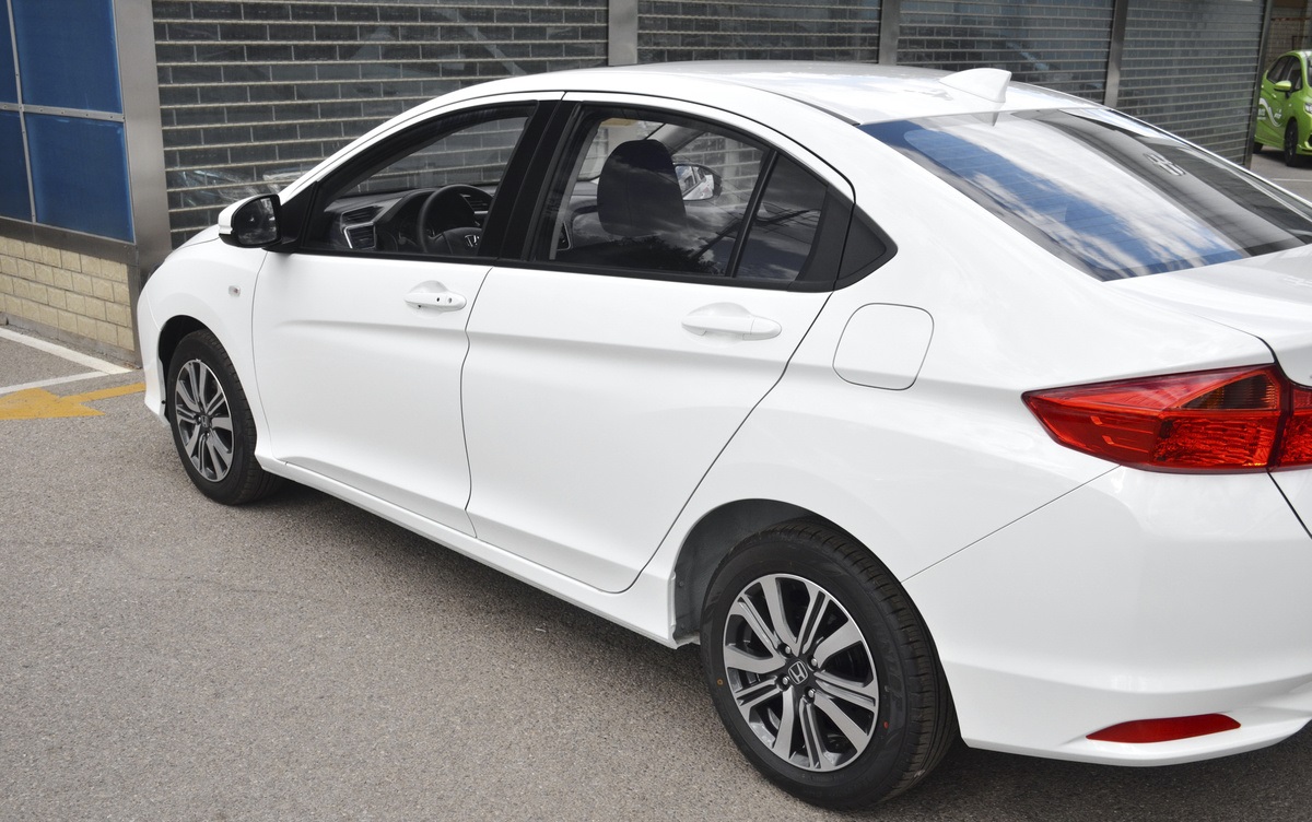 飞度三厢版价格,飞度地球梦1.592还是95