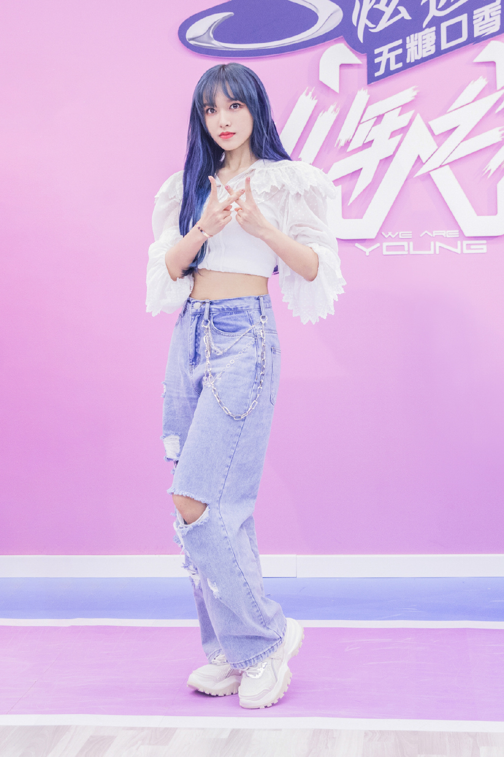 程潇镂空牛仔外套拼接皮裤,程潇颜值不输四千年