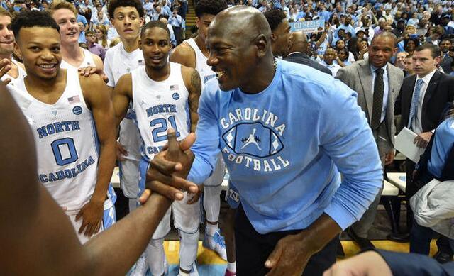 乔丹有多热爱北卡?穿“北卡蓝”参加公益,大学球裤NBA还在穿