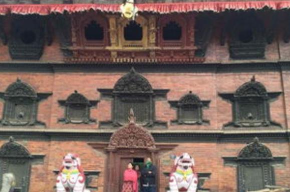 尼泊尔“活女神”双脚不能沾地,初潮就退位,无人敢娶